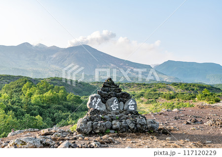 北海道美瑛町 夏の北海道 雄大な十勝岳を望む望岳台 北海道美瑛町 夏の北海道 雄大な十勝岳を望む望岳台 117120229
