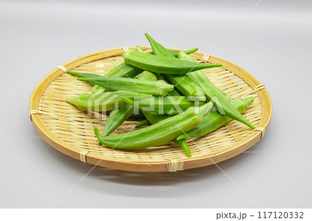 ザルにのせたオクラ 山盛りの夏野菜 ザルにのせたオクラ 山盛りの夏野菜 117120332