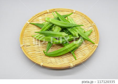 ザルにのせたオクラ　山盛りの夏野菜　 117120335
