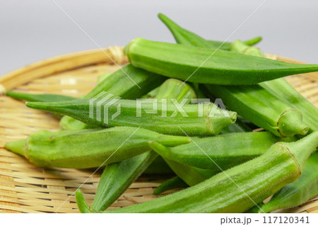 ザルにのせたオクラ 山盛りの夏野菜 ザルにのせたオクラ 山盛りの夏野菜 117120341
