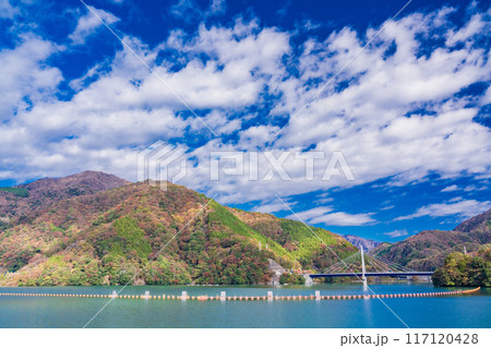 【神奈川県】丹沢湖の紅葉 三保ダム湖畔 【神奈川県】丹沢湖の紅葉 三保ダム湖畔 117120428