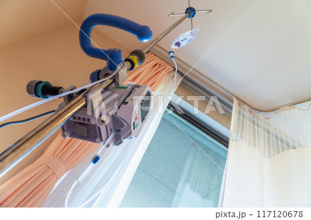 入院　点滴　Bedside 117120678