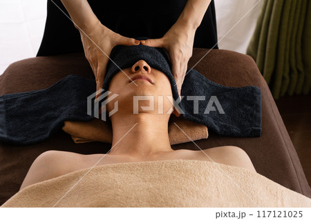 メンズフェイシャルエステの施術 メンズフェイシャルエステの施術 117121025