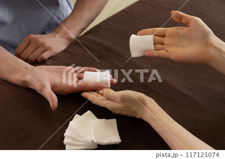 ハンドケア研修中の整体師 117121074