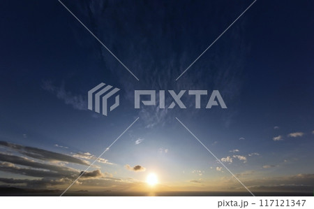 爽快な青空と多様な雲が現れた夕空・冬・超広角・空主体・231215pm 117121347