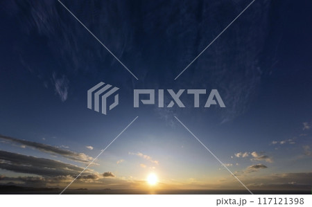 爽快な青空と多様な雲が現れた夕空・冬・超広角・空主体・231215pm 爽快な青空と多様な雲が現れた夕空・冬・超広角・空主体・231215pm 117121398