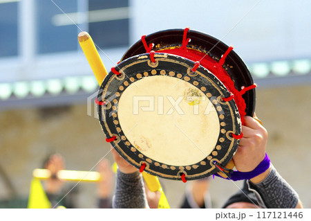 沖縄エイサー踊りの演舞中の締太鼓 117121446