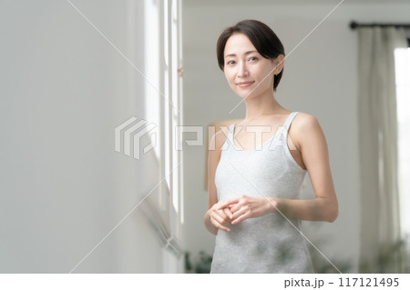 ミドル女性　ビューティー　日差し 117121495