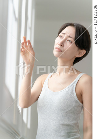 ミドル女性　ビューティー　日差し 117121506