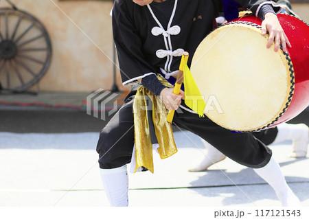 沖縄エイサー踊りの演舞中の大太鼓 沖縄エイサー踊りの演舞中の大太鼓 117121543