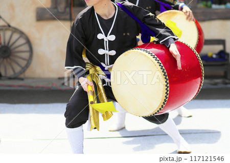 沖縄エイサー踊りの演舞中の大太鼓 沖縄エイサー踊りの演舞中の大太鼓 117121546