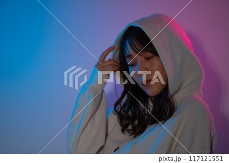 白パーカーを着てフードを被った若い女性ポートレート 白パーカーを着てフードを被った若い女性ポートレート 117121551