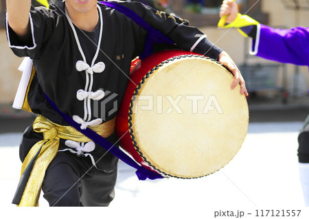 沖縄エイサー踊りの演舞中の大太鼓 117121557