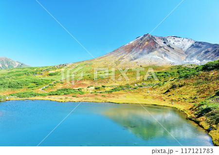 北海道 秋の青空 旭岳と鏡池 北海道 秋の青空 旭岳と鏡池 117121783