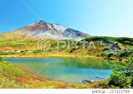 北海道　秋の青空　旭岳と鏡池 117121784