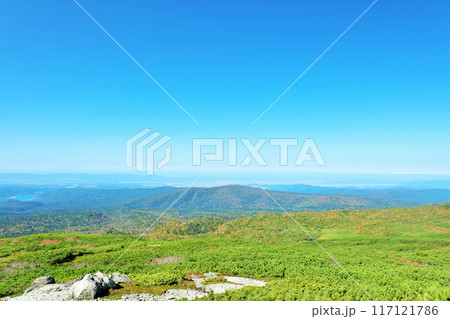 北海道　秋の青空と旭岳展望台からの風景 117121786