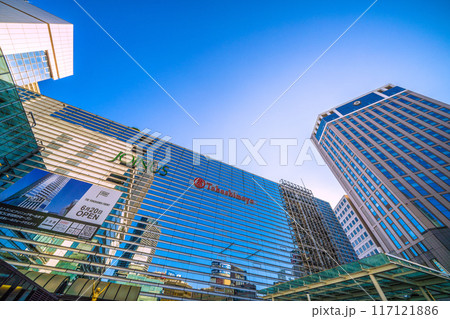 日本の横浜都市景観 8月。横浜駅前。横浜タカシマヤや相鉄ジョイナス、シェラトンHなどを望む＝8月4日 117121886