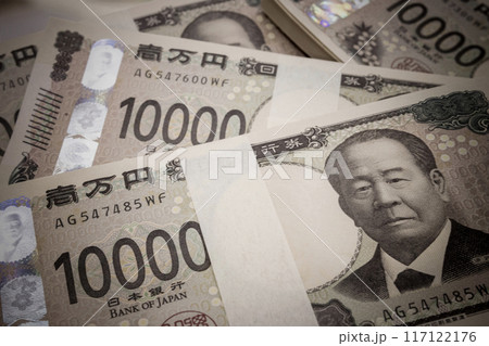 日本の新一万円札。帯でまとめられた百万円のネガティブなイメージ 日本の新一万円札。帯でまとめられた百万円のネガティブなイメージ 117122176