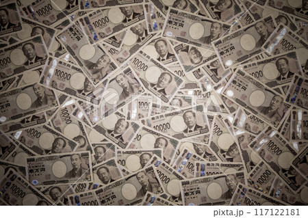 日本の新一万円札と旧一万円札が敷き詰められたネガティブなイメージ 117122181