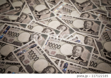 日本の新一万円札。大量の一万円札が敷き詰められたネガティブなイメージ 117122185