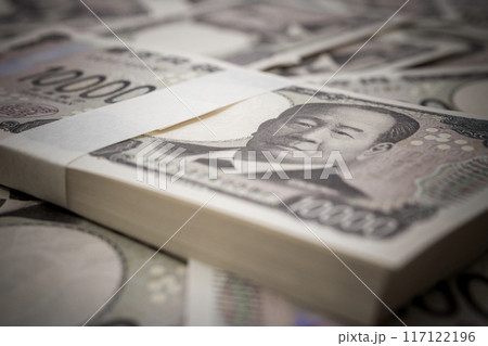 日本の新一万円札。帯でまとめられた百万円のネガティブなイメージ 117122196