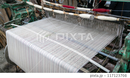 Weaving machine for household weaving, used for weaving Persian carpets in Yazd, Iran 117123708