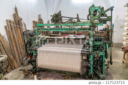Weaving machine for household weaving, used for weaving Persian carpets in Yazd, Iran 117123713
