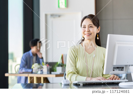 オフィスで働く若いビジネスウーマン 117124081