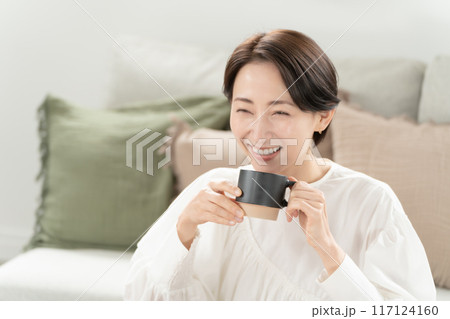 のんびりお茶を飲む女性 117124160