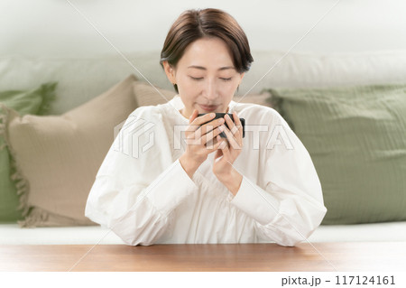 のんびりお茶を飲む女性 117124161