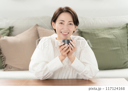 のんびりお茶を飲む女性 のんびりお茶を飲む女性 117124168