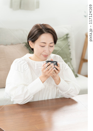 のんびりお茶を飲む女性 のんびりお茶を飲む女性 117124169