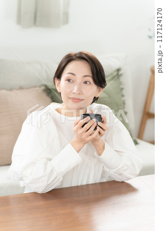のんびりお茶を飲む女性 のんびりお茶を飲む女性 117124170