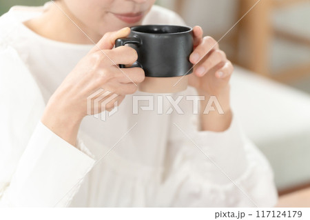 のんびりお茶を飲む女性 手元 のんびりお茶を飲む女性 手元 117124179