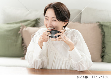 のんびりお茶を飲む女性 のんびりお茶を飲む女性 117124180