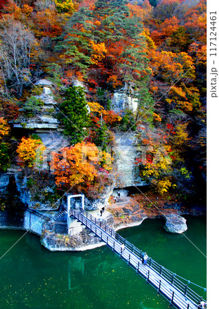 秋の塔のへつり（福島県・下郷町） 117124461