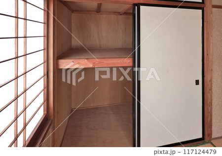 昭和の日本家屋 二階の和室 空っぽの押し入れ 昭和の日本家屋 二階の和室 空っぽの押し入れ 117124479