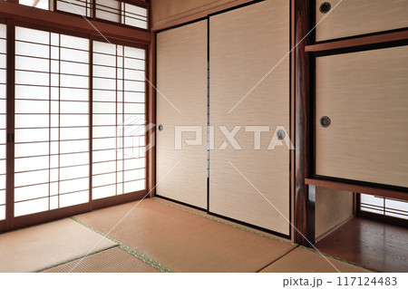 昭和の日本家屋　吊り押し入れのある和室 117124483