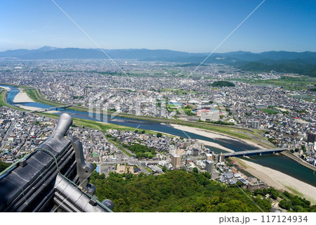 「岐阜城」天守閣展望台から望む岐阜の市街地 「岐阜城」天守閣展望台から望む岐阜の市街地 117124934