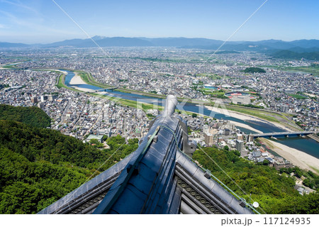 「岐阜城」天守閣展望台から望む岐阜の市街地 「岐阜城」天守閣展望台から望む岐阜の市街地 117124935