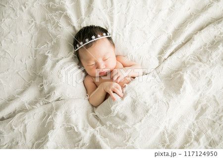 すやすや眠るかわいい新生児 すやすや眠るかわいい新生児 117124950