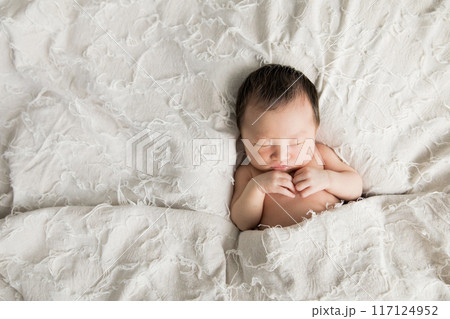 すやすや眠るかわいい新生児 すやすや眠るかわいい新生児 117124952