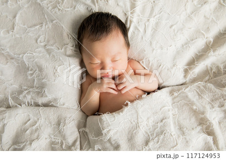 すやすや眠るかわいい新生児 117124953