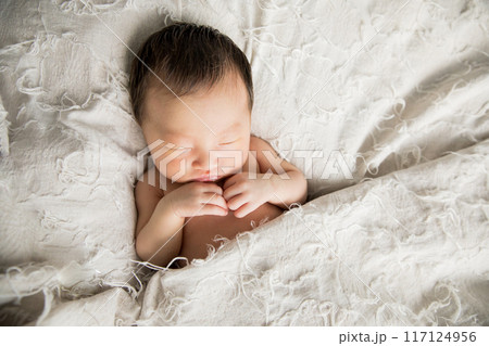 すやすや眠るかわいい新生児 117124956