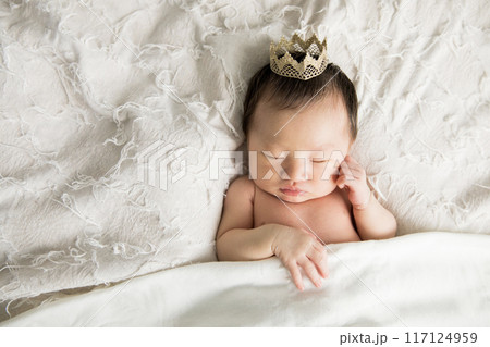 すやすや眠るかわいい新生児 117124959