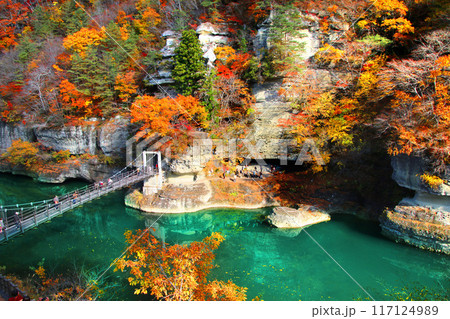 秋の塔のへつり（福島県・下郷町） 117124989