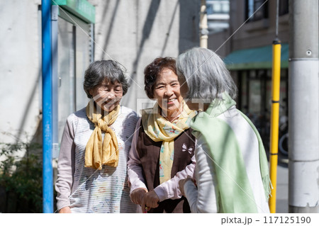 立ち話をするシニア女性 3人 立ち話をするシニア女性 3人 117125190