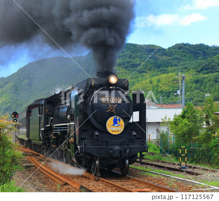【島根県】津和野駅を発車し黒煙を上げるSLやまぐち号 117125567