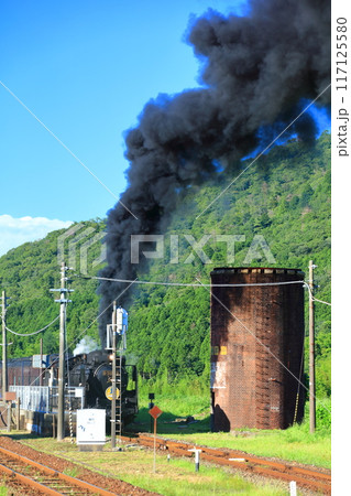 【山口県】黒煙を上げて篠目駅を発進するSLやまぐち号 【山口県】黒煙を上げて篠目駅を発進するSLやまぐち号 117125580