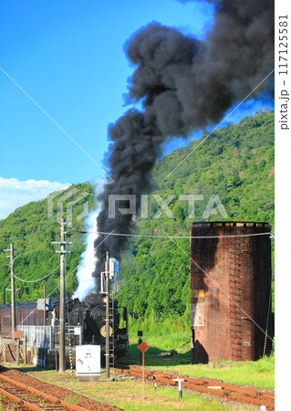 【山口県】黒煙を上げて篠目駅を発進するSLやまぐち号 【山口県】黒煙を上げて篠目駅を発進するSLやまぐち号 117125581